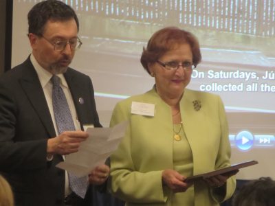 James Niessen with award recipient Vörös.