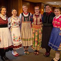 Singing girls Borbála Konkoly, Enese Pigniczky, Mónika Gyermán, Hanna Szentkirályi, Juci Szentkirályi, Kinga Túróczy