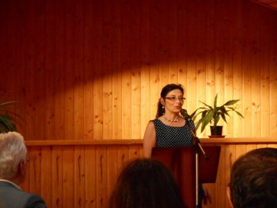 Emese Fazakas opens the evening plenary session.