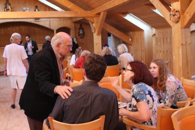 Kálmán Magyar talking with Judy Olson and her daughter