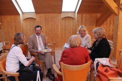 James Niessen with attendees