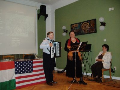 Lajos Pál and Katalin Juhász present folksongs from old immigrant Hungarians who live in America